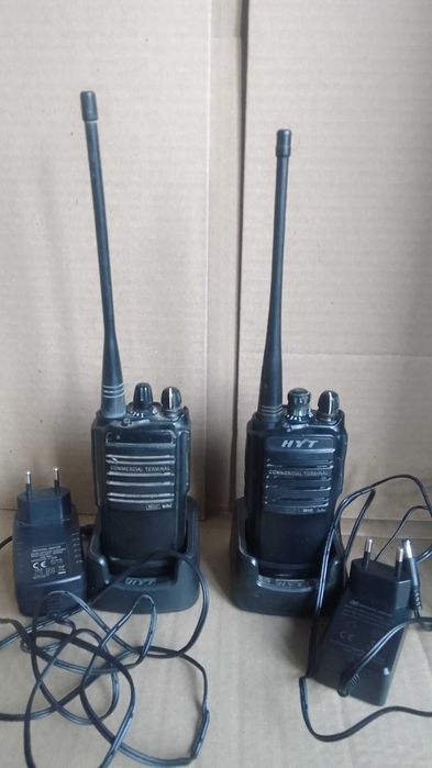 Две носимые радиостанции.