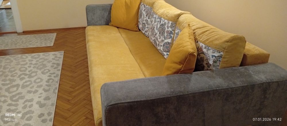 Un set canapea extensibilă cu fotoliu neextensibil