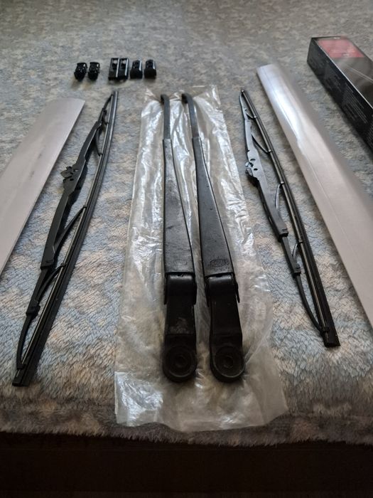 Vând brațele originale pentru Logan 2004-2007 și ștergătoare