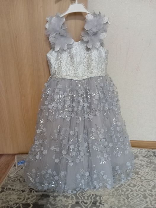 Продам платье для девочки 6-9 лет
