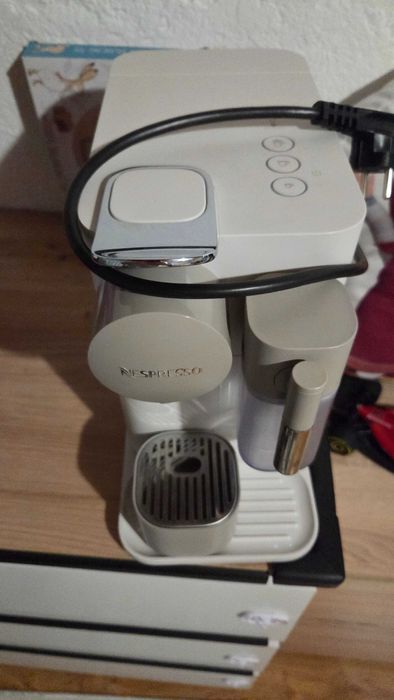 Кафемашина с капсули Nespresso Lattissima One бяла