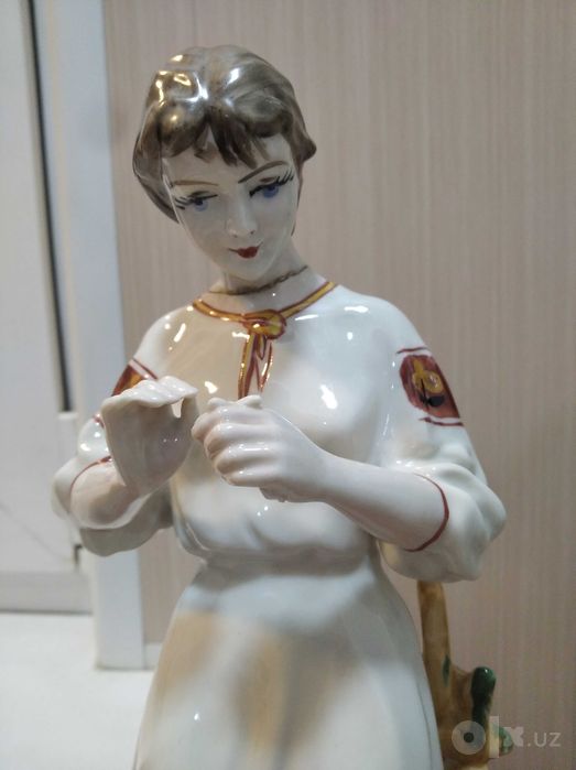 Статуэтка девушка с ромашкой.