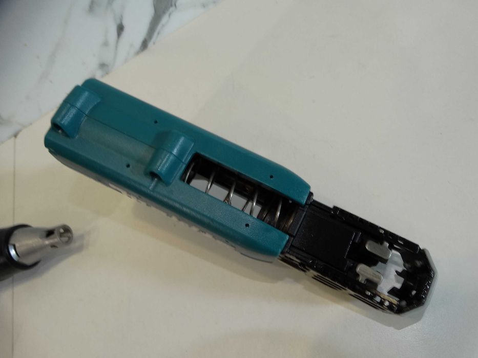 Makita DFS452 + магазин  - Винтоверт за гипсокартон