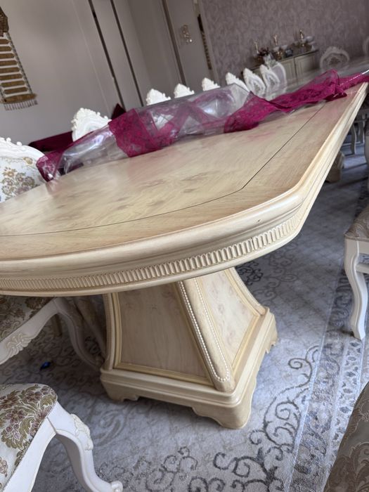 Стол со стульями для гостинной