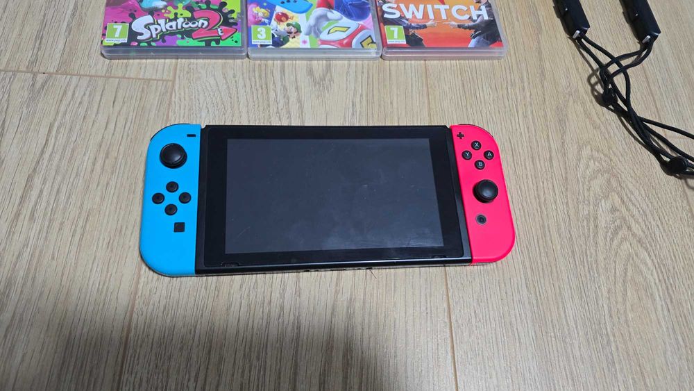 Nintendo Switch cu 6 jocuri originale și accesorii
