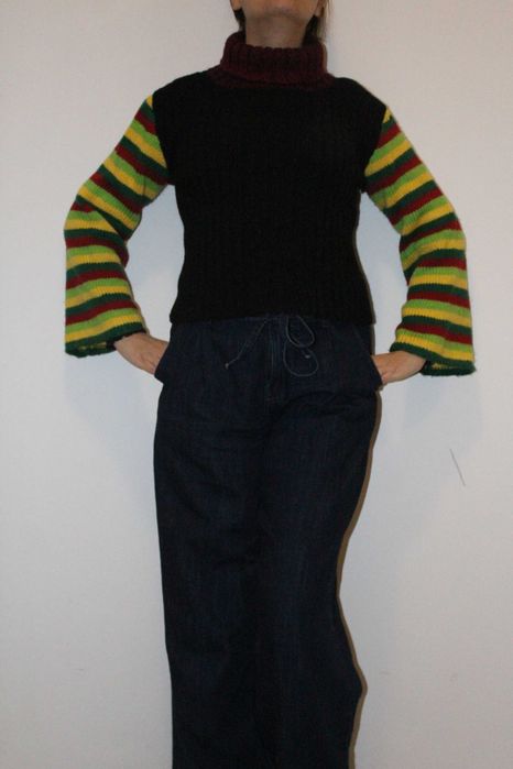 Ръчно изработен пуловер с шарени ръкави
