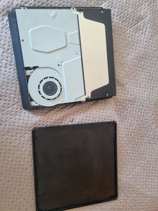 Vând PlayStation 4