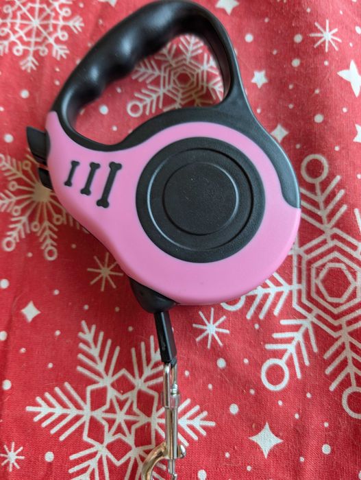 Розов повод с автоматична система за прибиране и заключване