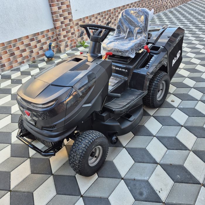 Tractoras gazon tuns iarba