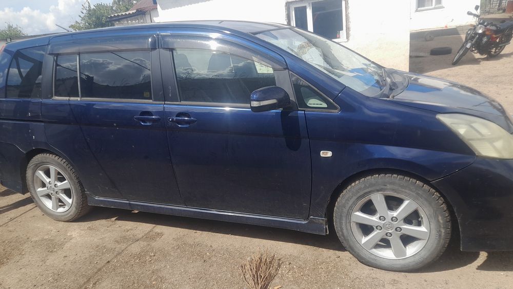 Toyota Isis минивен