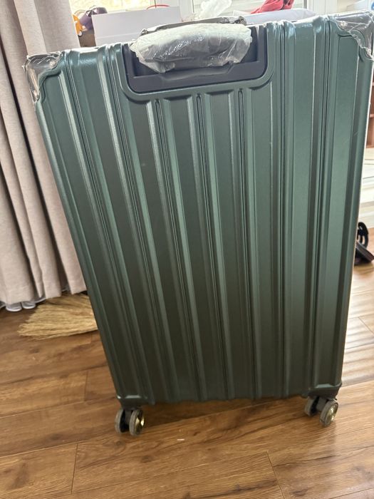 Чемодан большой зеленный