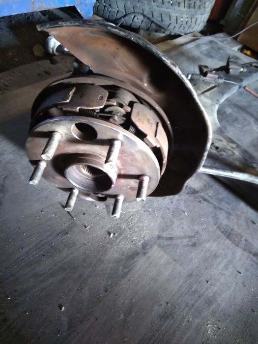 Продам Рычаг в сборе со ступицей. Машина Тайота Хайс Региус.