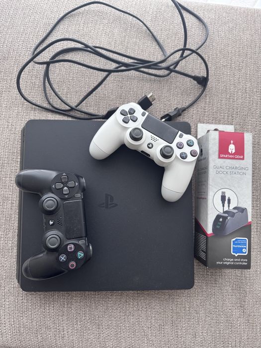 PlayStation 4 + 2 джойстика + зарядна станция + игри