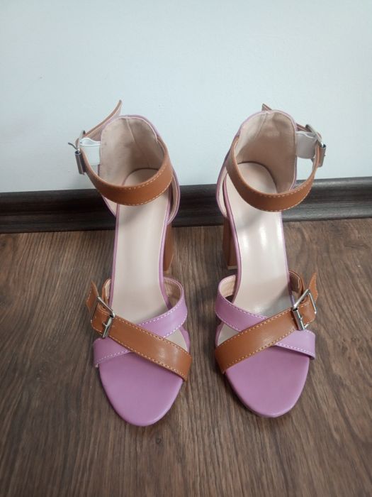 Дамски сандали с катарама