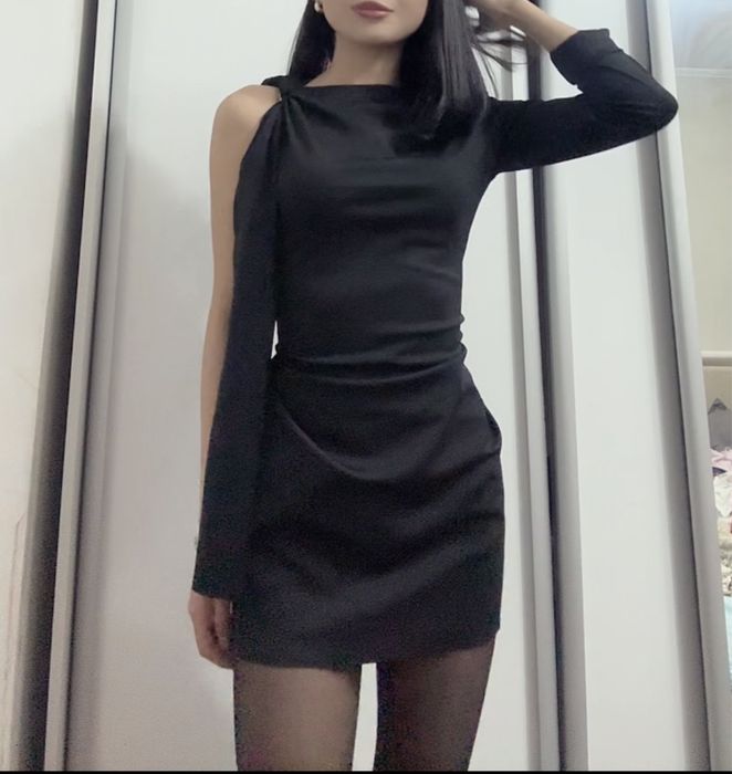 Стильное чёрное платье на одно плечо