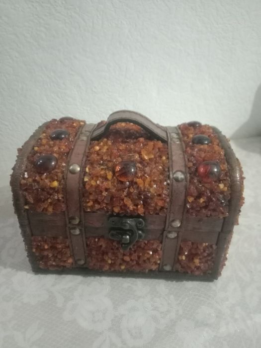 Шкатулка,инкрустированная янтарем