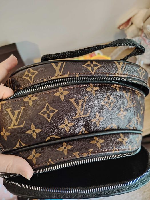 Ghiozdan mare imitație piele și un anumit pattern