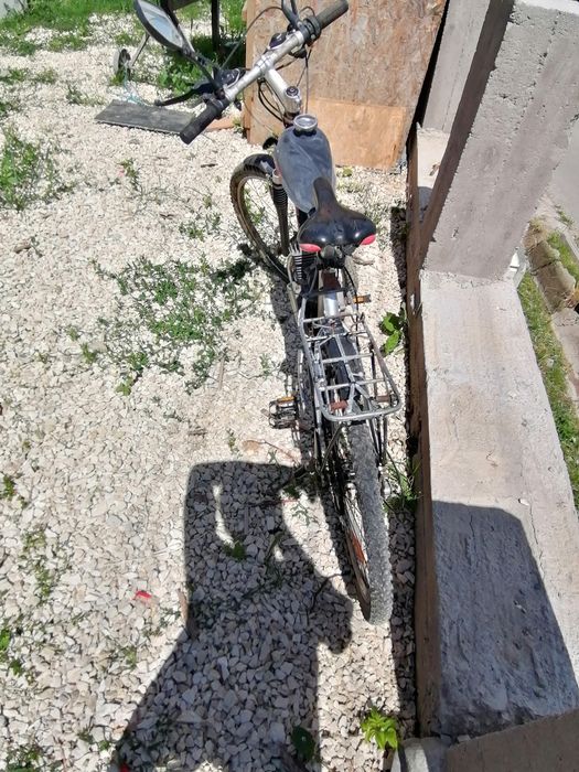 Vand bicicleta cu motor singurul ei defect are cablul de acceleratie rupt