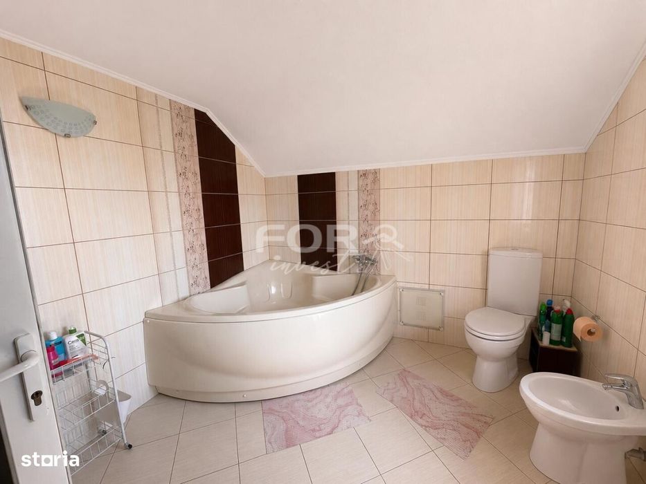 Vilă cu 5 camere, 880mp teren, de vânzare în Oncea Oradea