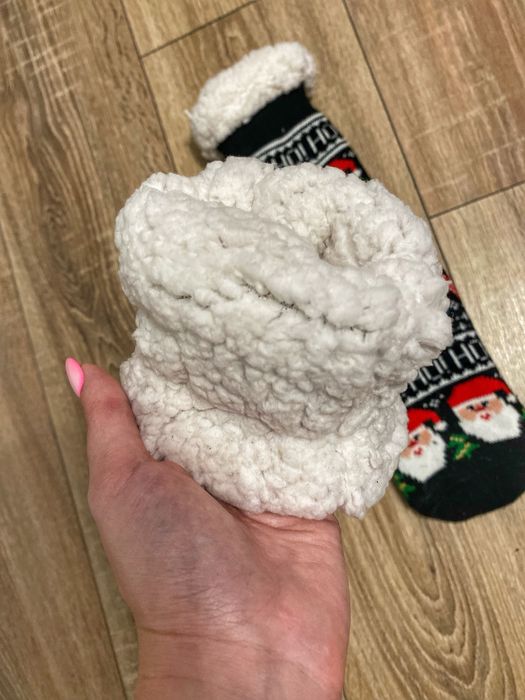 Sosete groase si imblanite cu talpă antiderapantă model Moș Crăciun