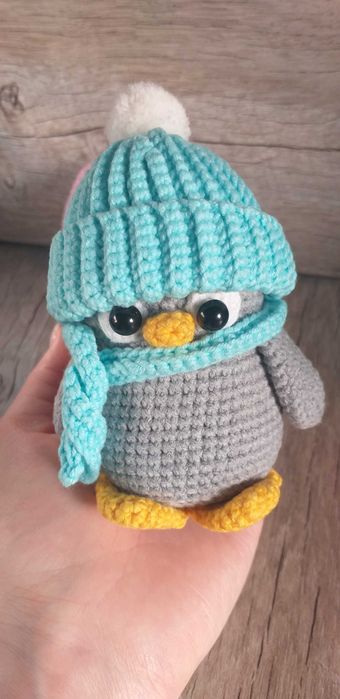 Вязаная игрушка Пингвинчик в шапочке