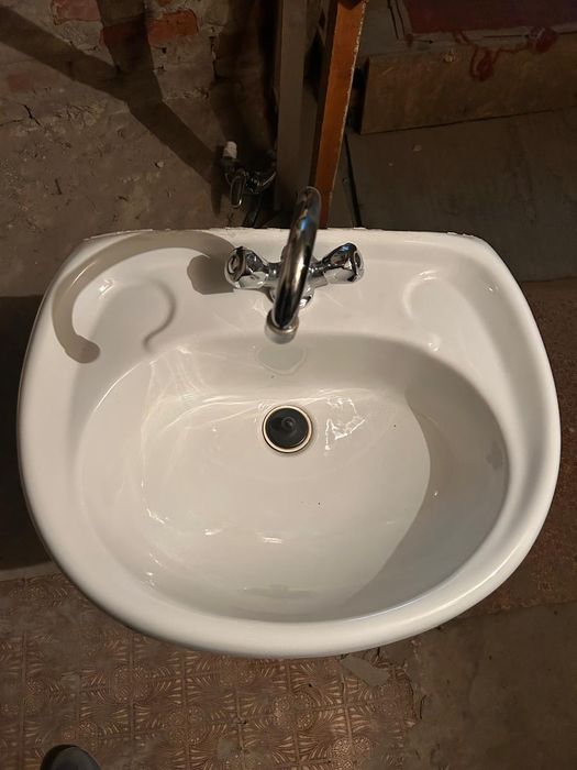 Умывальник со смесителем (краном)