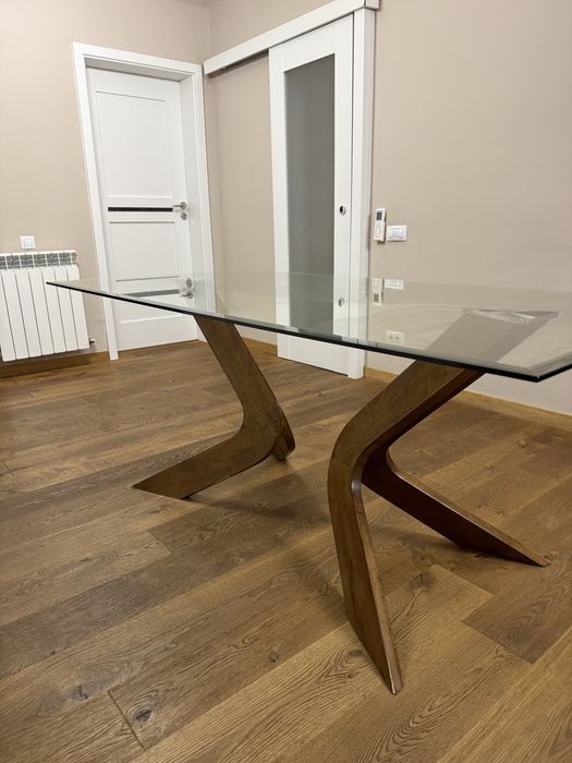 Masa living sticla - ( un picior este dezlipit)