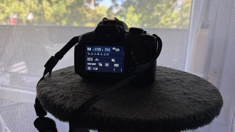 Canon 700D + Canon EF-S 18-55mm f / 3.5-5.6 IS STM