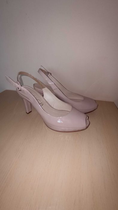 Дамски бежови обувки от лак