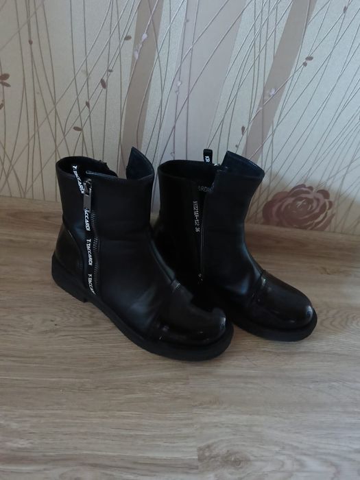 Ботинки осенние для девочки, лак 36 р.
