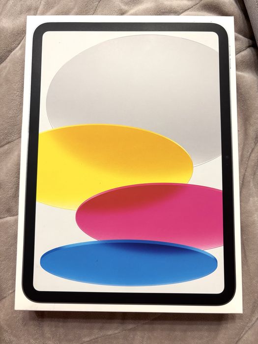 Продавам iPad (A16) WiFi 128 GB Silver – като нов, с аксесоари