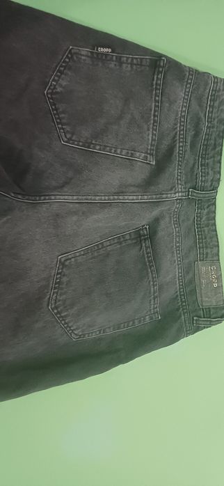 Vand blugi barbat baggy/cropp marimea 32 stare foarte buna,culoare negru