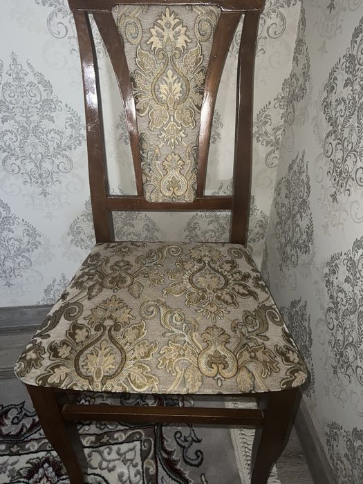 Продаются стол и стулья -3 млн! Цена договорная!