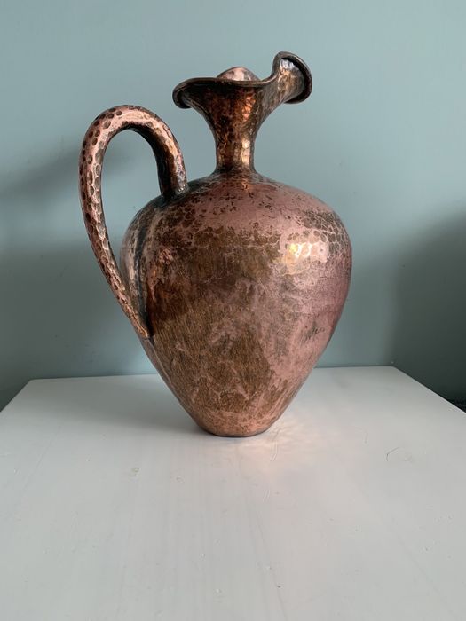 Стара релефна медна ваза от Egidio Casagrande, Италия