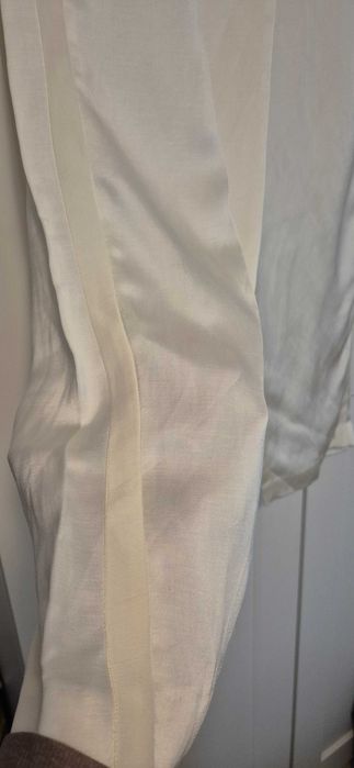 Pantaloni drepti, produs nou cu eticheta