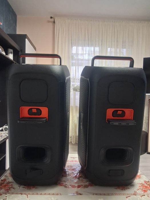 Se vând 2 boxe portabile jbl 120 model noi 120