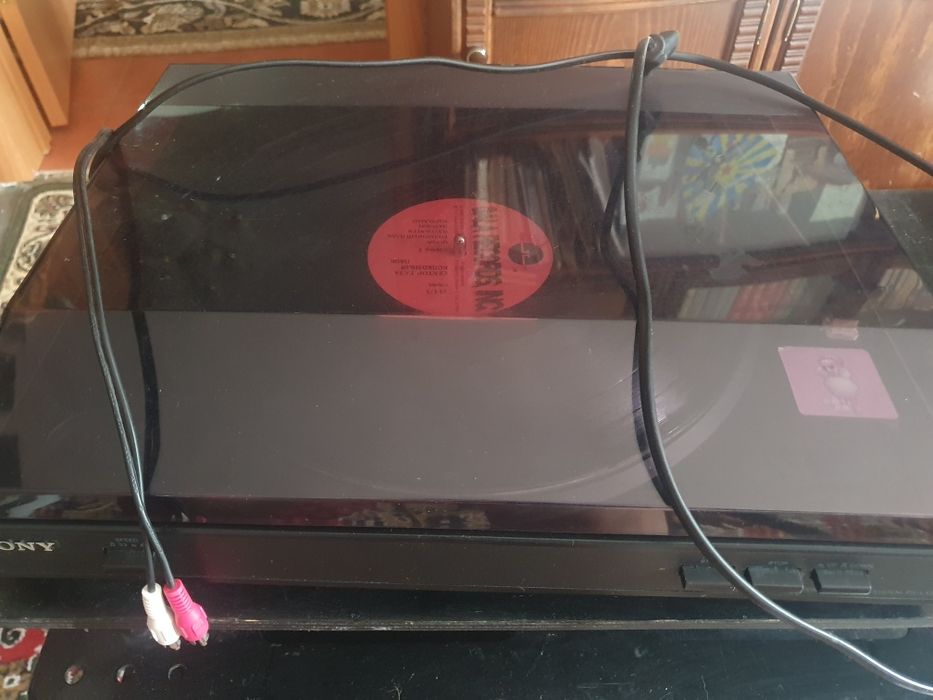 Современный проигрыватель виниловых пластинок SONY
