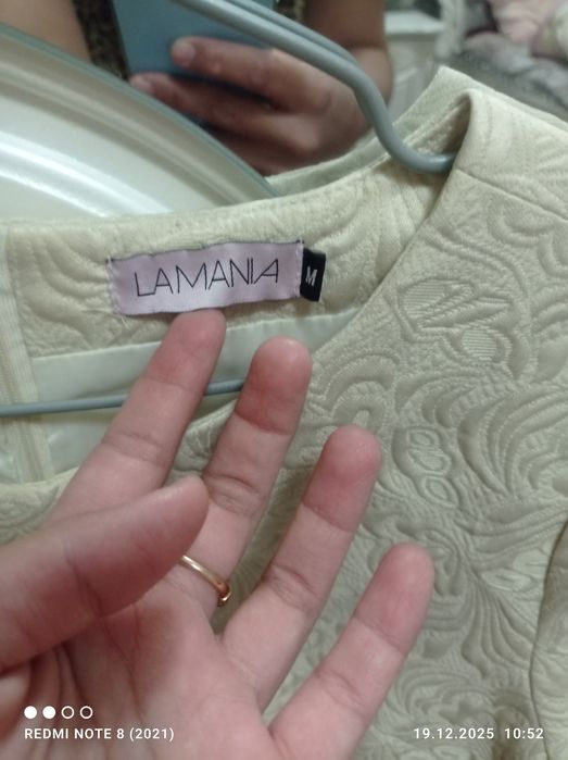 Oq ko'ylak Kiyganda juda chiroyli turadi