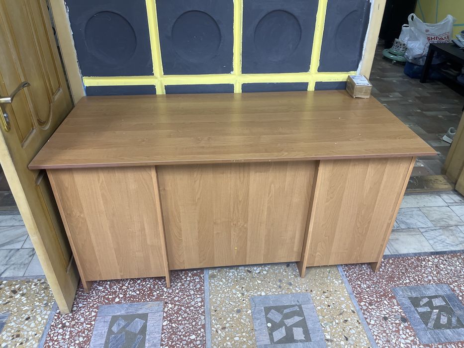 В продаже офисные столы