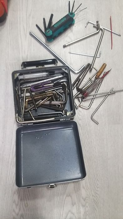 Продаются набор ключей и всякие вещи