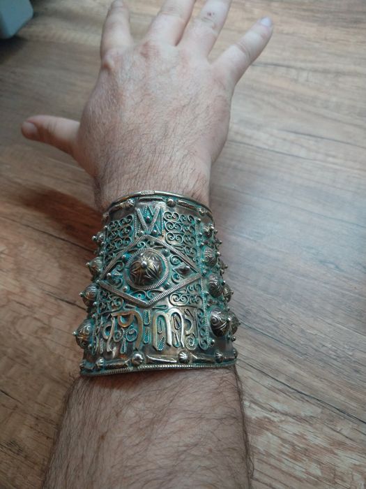 Продавам антикварна Египетска сребърна гривна единствена уникална