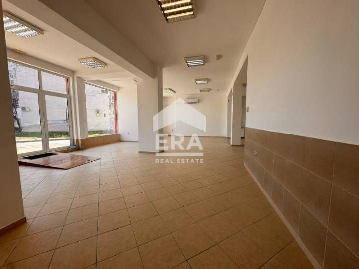 Търговско помещение след основен ремонт, с голяма витрина, за под наем