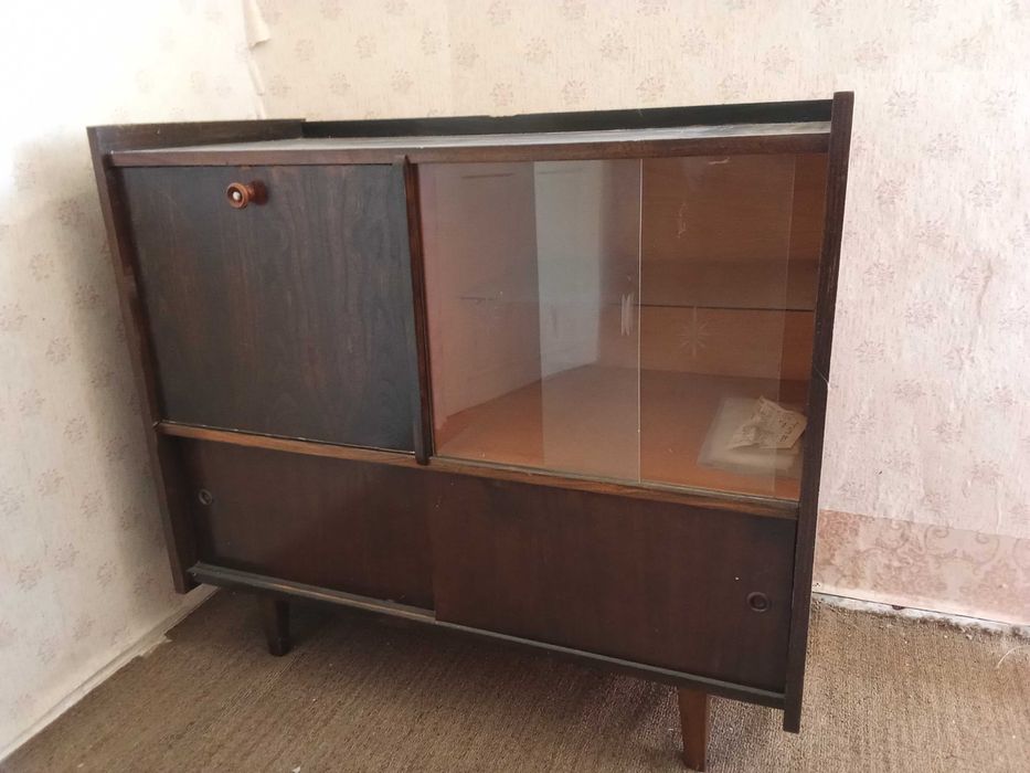 Барче за телевизор и библиотека