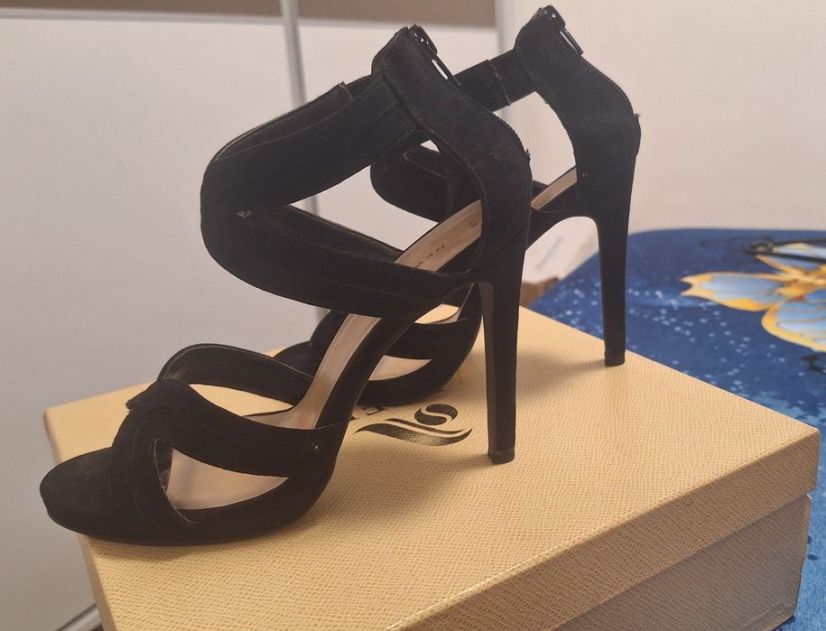 Sandale negre cu toc