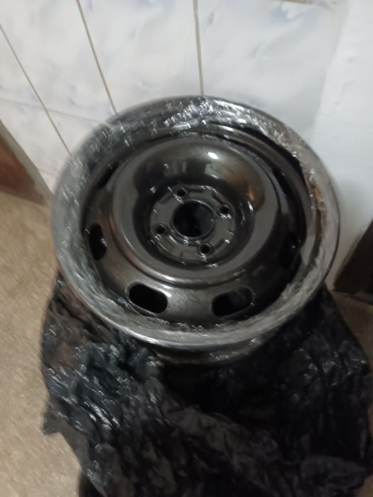 Jante  oțel,  negru  perlat, sunt noi  4x108 ET23 + anvelope  noi