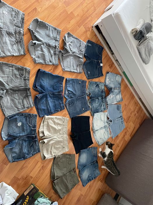 Super ofertă :blugi scurți S nou, 16 perechi de fitma, 100 lei toti