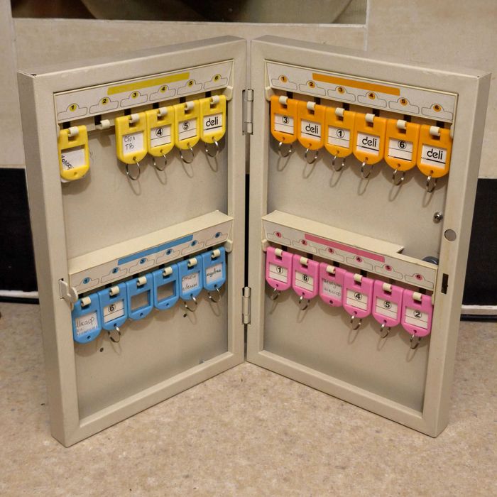 Kalitlar uchun quti / kalit shkafi / kalit seyfi (ishlatilgan)