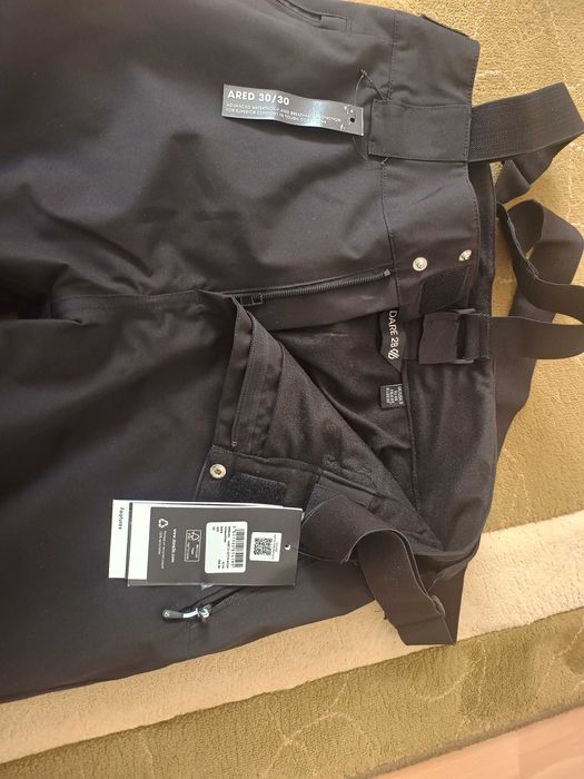 Vând pantaloni de ski pentru bărbați Dare2b, noi, cu etichetă.