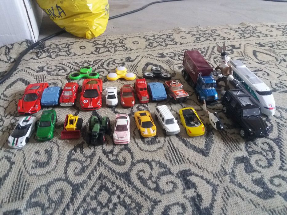 Продавам метални коли