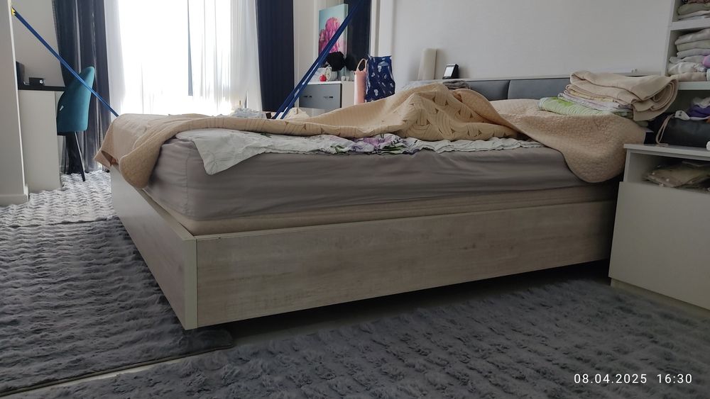 Двухспальная кровать с парящим эффектом